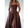 Hnedé dlhé saténové spoločenské šaty bez ramienok