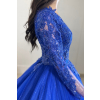 Kráľovsky modré plesové šaty s čipkou a dlhými rukávmi
