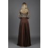 Hnedé spoločenské šaty so zlatou čipkou a dlhými rukávmi