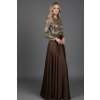 Hnedé spoločenské šaty so zlatou čipkou a dlhými rukávmi