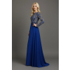 Kráľovsky modré spoločenské šaty so zlatou čipkou a dlhými rukávmi