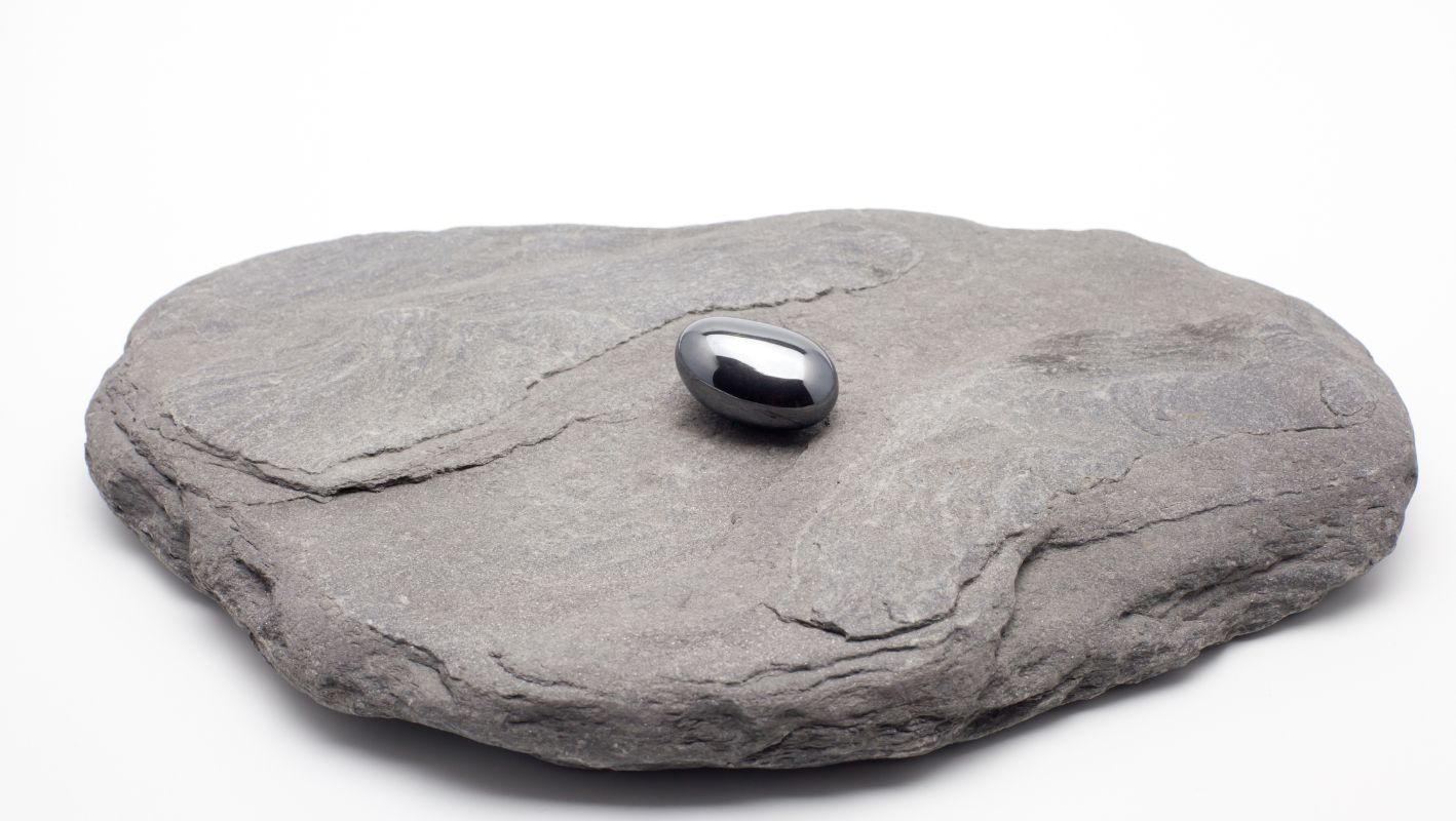 Hematit: známý jako kámen uzemnění a ochrany.