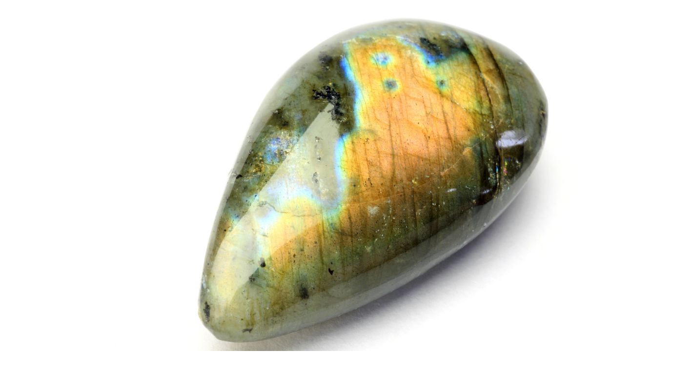Labradorit: tajemný drahý kámen z hlubin Země