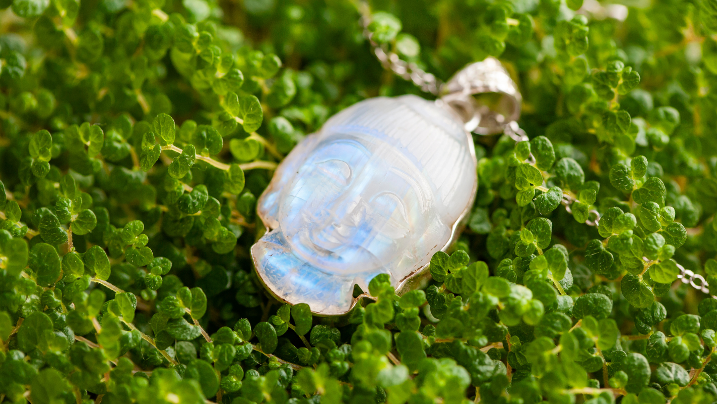 Měsíční kámen: fascinující minerál