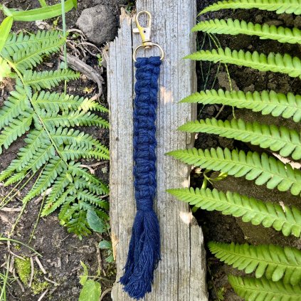 MACRAMÉ KLÍČENKA - tmavě modrá