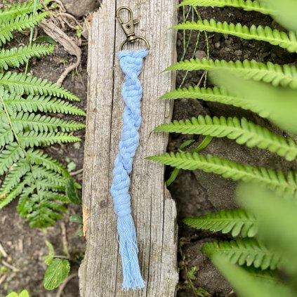 MACRAMÉ KLÍČENKA (TOČENÁ) - světle modrá