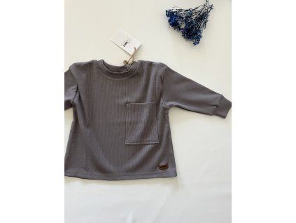 sive-chlapcenske-vrubkovane-tricko