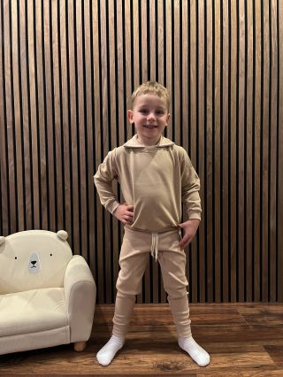 V Akcii ✨ Pohodlné tepláky Zuzi veľkosti 80,86,98,104,116,122,128 v cene 11,60€ Elegantné béžové tričko s golierom...