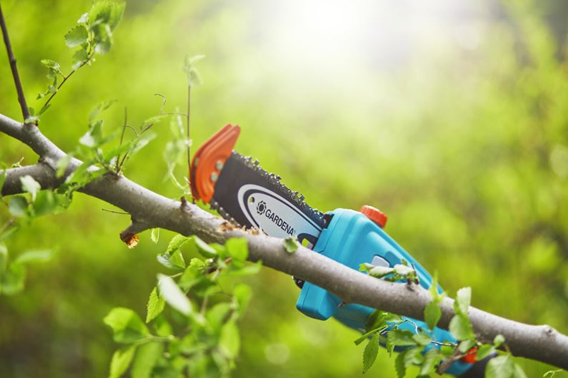 Gardena Akumulátorová teleskopická vyvetvovacia pílka TCS 20/18V P4A - súprava na okamžité použitie