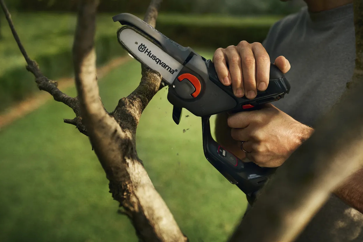 Vyvetvovacia píla Husqvarna Aspire™ P5-P4A s akumulátorom a nabíjačkou