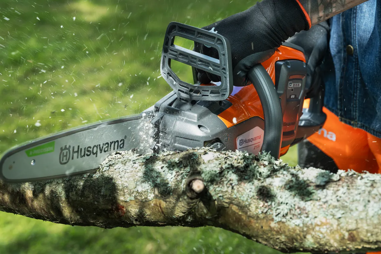 Akumulátorová reťazová píla Husqvarna 215i bez akumulátora a nabíjačky