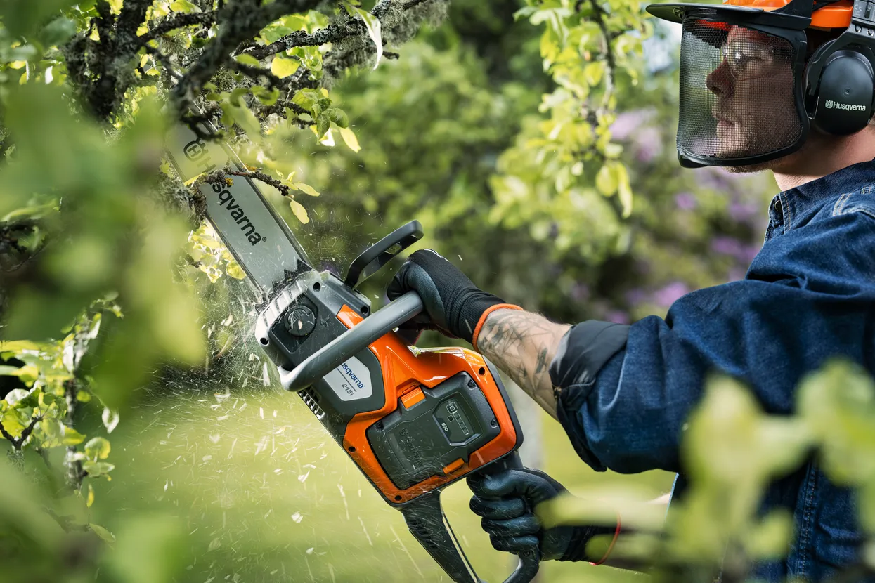Akumulátorová reťazová píla Husqvarna 215i s akumulátorom a nabíjačkou