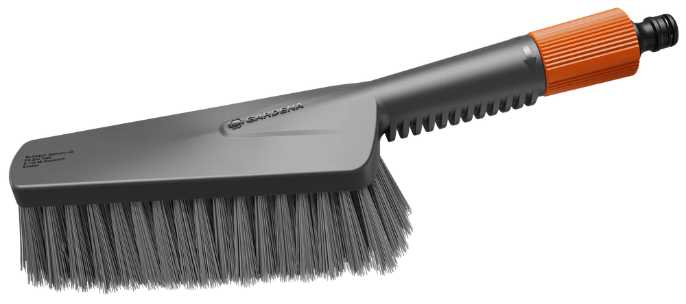 Gardena Cleansystem ručná kefa M mäkká, s prípojkou na hadicu, čistenie menších plôch