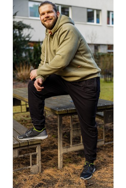 Černé sportovní kalhoty s kapsami 2