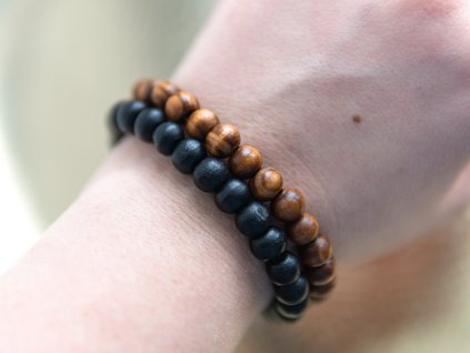 Drevený korálkový náramok - čierný