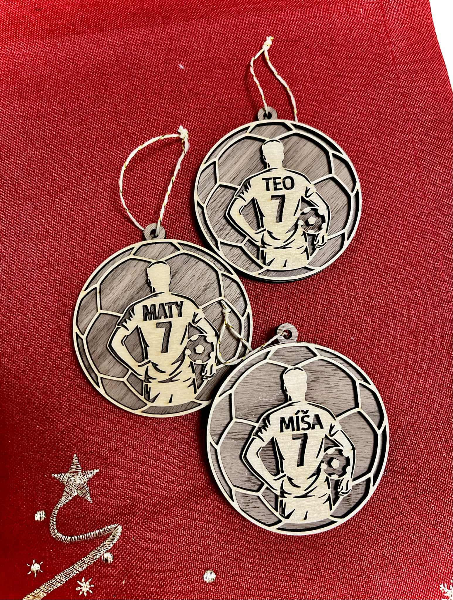 zakázkové gravírování dřevěných vánočních ozdob se jménem a číslem