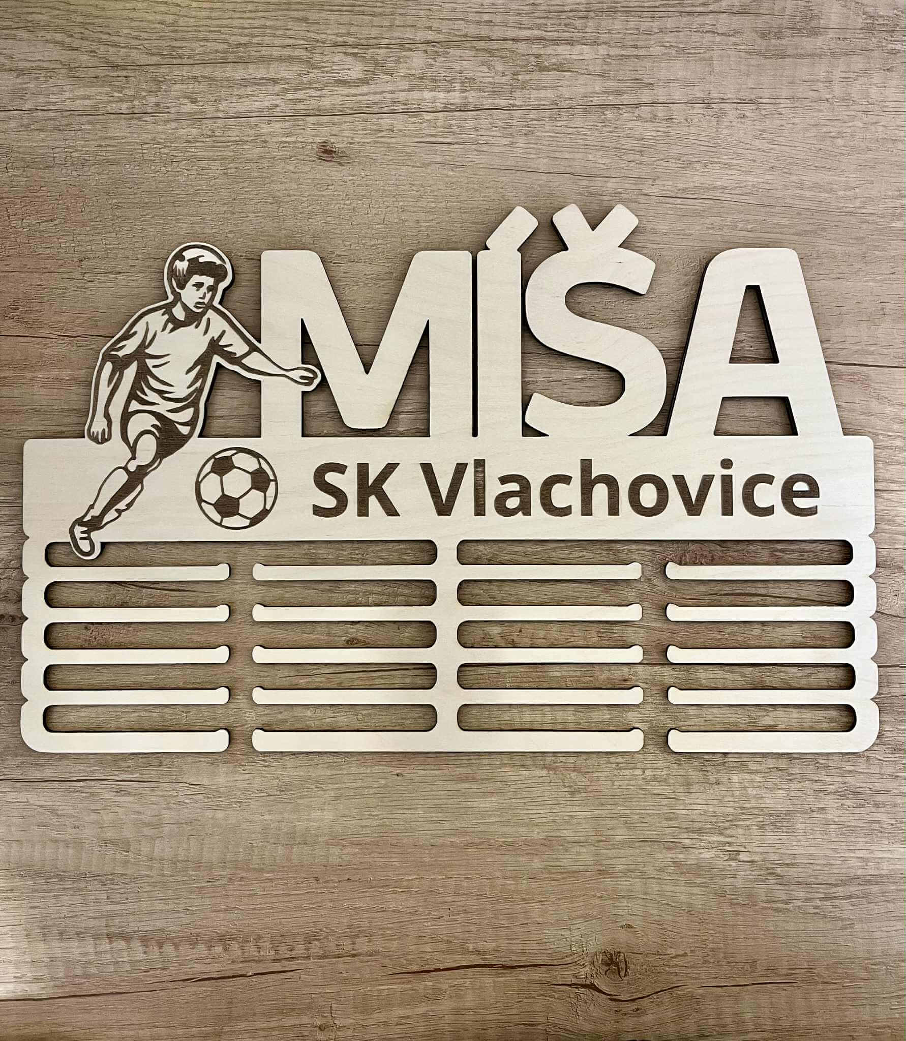 zakázkový dřevěný věšák na medaile s gravírováním na přání