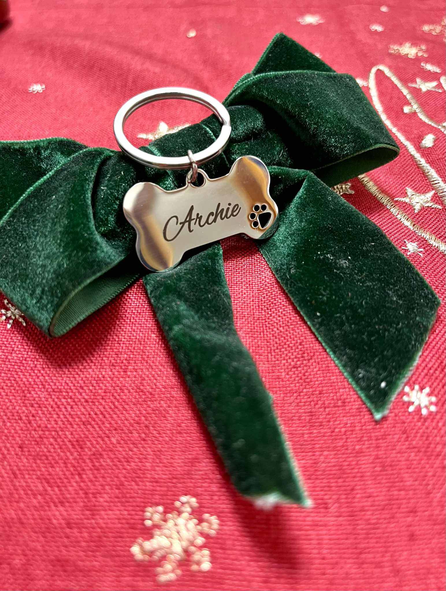 gravírovaný přívěsek pro psa se jménem na zakázku