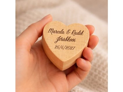 Dřevěná krabička na prstýnky ve tvaru srdce