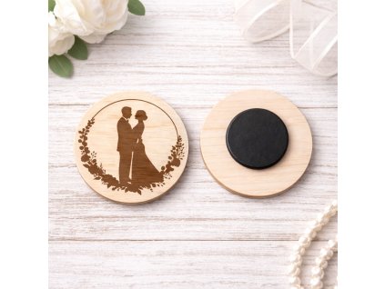 Dřevěná svatební magnetka - novomanželé