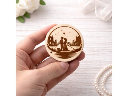 Dřevěná svatební magnetka - pár na lodičce