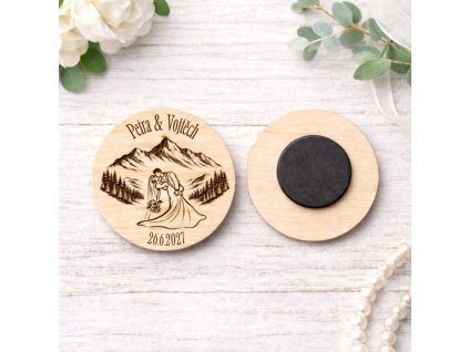Dřevěná svatební magnetka - pár pod horami