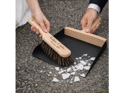 Svatební smetáček a lopatka se jmény