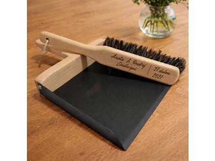 Svatební smetáček a lopatka se jmény (příjmení)