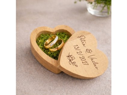 Dřevěná krabička na prstýnky ve tvaru srdce - eukalyptus