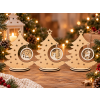 Dřevěný vánoční stromeček s ozdobou