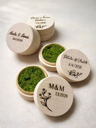 💍 S těmito dřevěnými krabičkami na snubní prstýnky vytvoříte dokonalý moment nejen při obřadu, ale i na fotkách.🫶 Na...