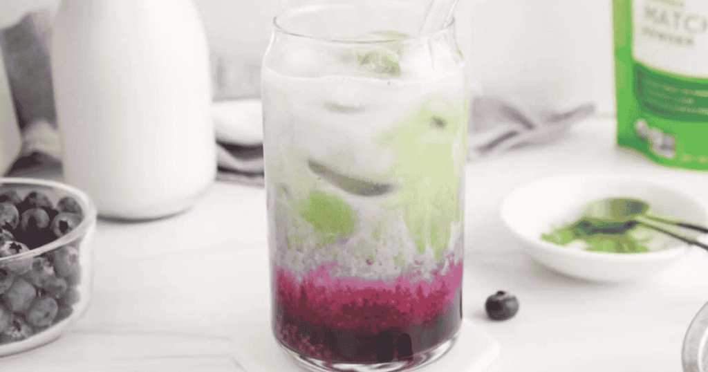 Ľadové Čučoriedkové Matcha Latte