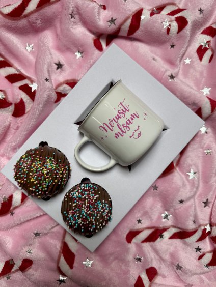 Darčeková sada - 2 ks Čoko bômb + hrnček (Nerušiť, maškrtím)