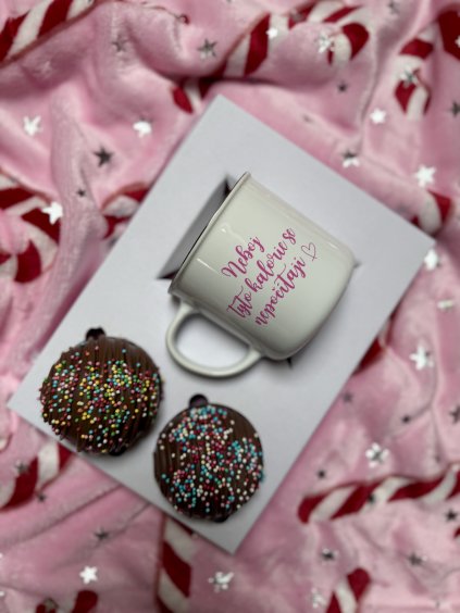 Darčeková sada - 2 ks Čoko bômb + hrnček (Neboj, tieto kalórie sa nepočítajú)