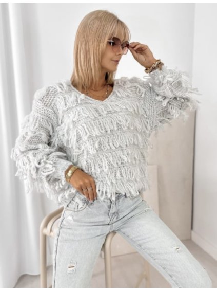 Sivý svetrík so strapcami