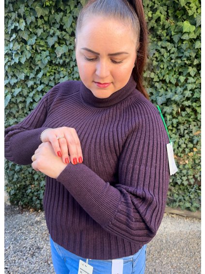 Slivkový rebrovaný rolákový sveter