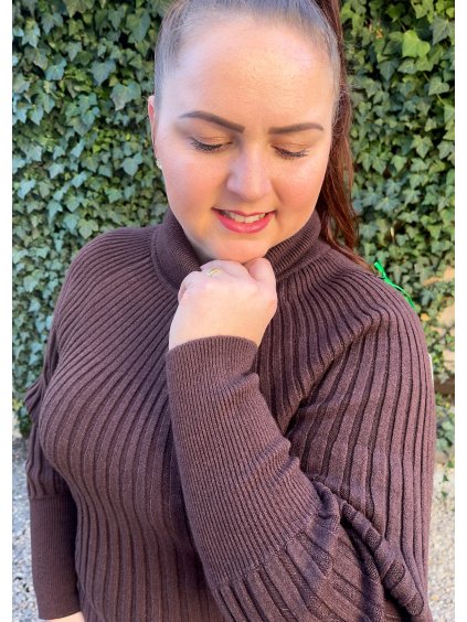 Čokoládový rebrovaný rolákový sveter