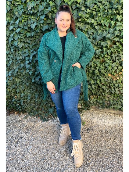 Smaragdový zateplený kabát s opaskom