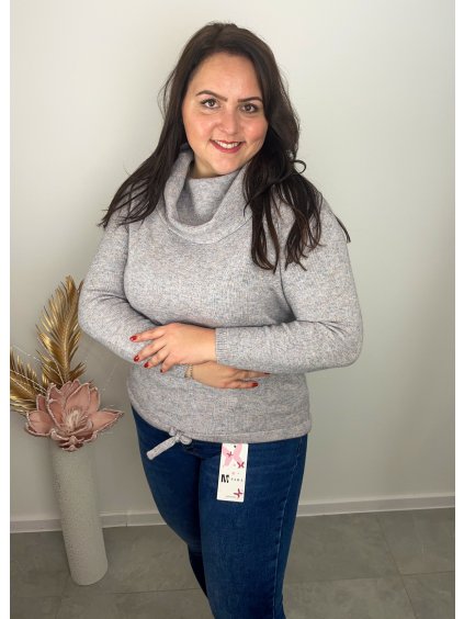 Sivý sveter s voľným golierom