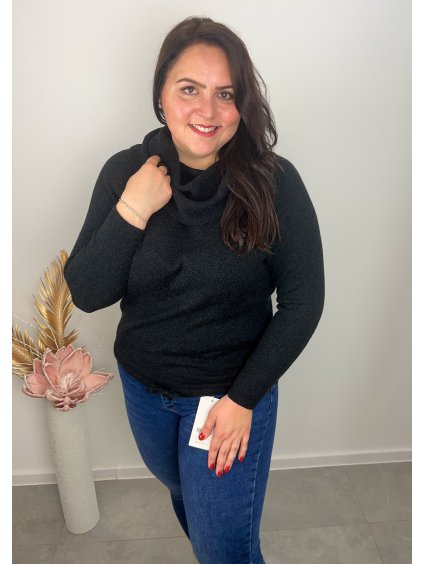 Čierny sveter s voľným golierom