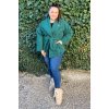 Smaragdový zateplený kabát s opaskom