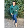 Smaragdový zateplený kabát s opaskom