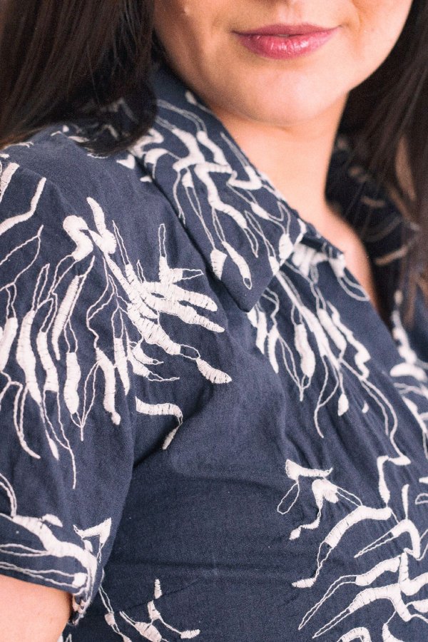 Košilové šaty - modré s výšivkou