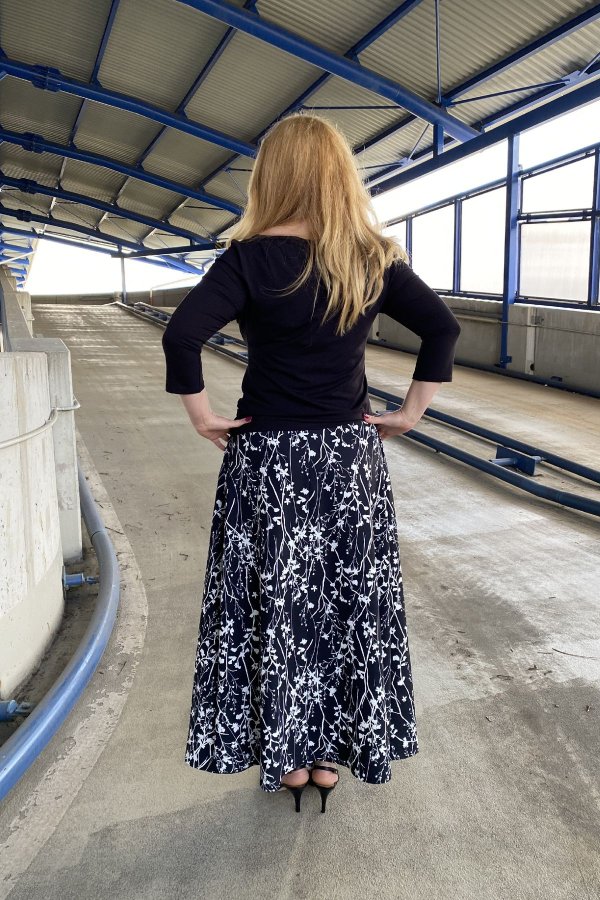 Dlouhá sukně - černobílé drobné květy