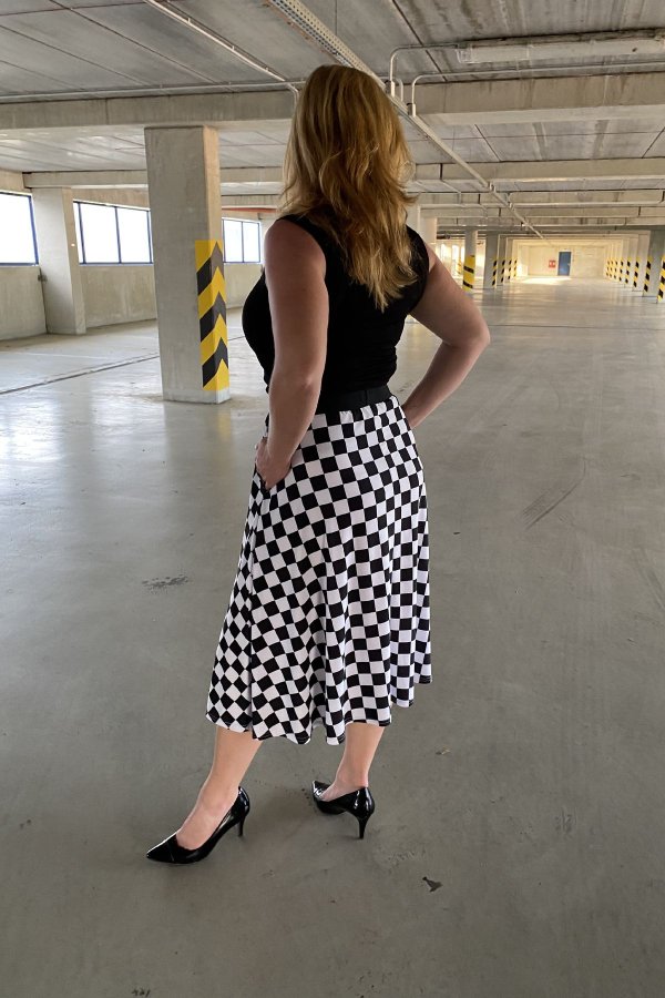 MIDI sukně - černobílá šachovnice