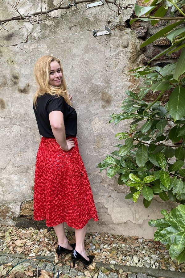 MIDI sukně - červená 3D vzor lístečky