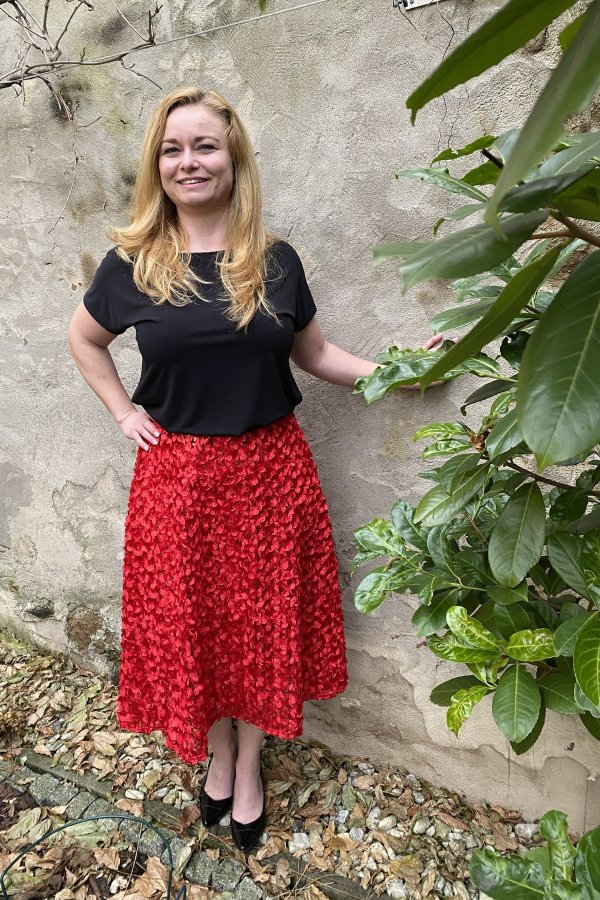 MIDI sukně - červená 3D vzor lístečky