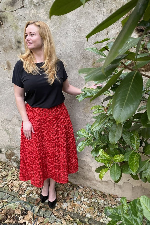 MIDI sukně - červená 3D vzor lístečky