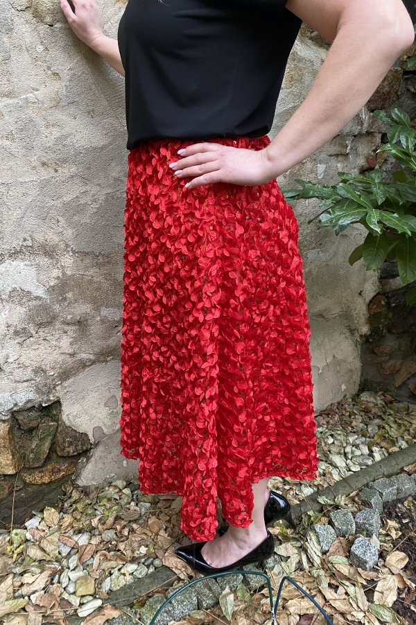 MIDI sukně - červená 3D vzor lístečky