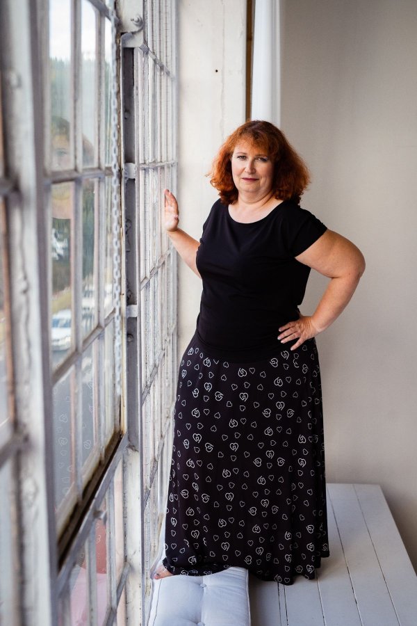 Dlouhá sukně - černobílé srdíčka